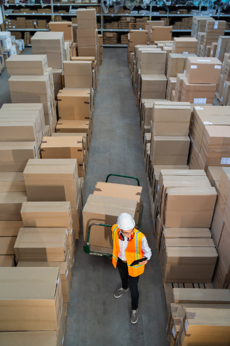 logistica almacen trabajador entrega cajas